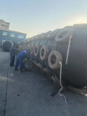0.5-4.5m Diâmetro Yokohama Marine Fender em preto para requisitos marítimos personalizados